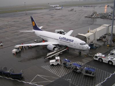 Samolot Lufthansa na lotnisku Okęcie