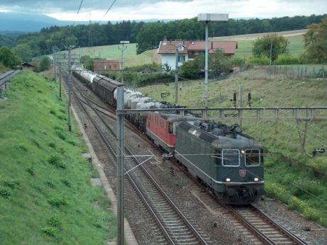 Cargo-train-fot-Autor: No machine-readable author provided. Railex assumed (based on copyright claims). [Public domain], Wikimedia Commons