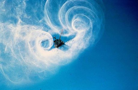 Helicopter_spraying_on_sky, fot. public domain