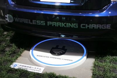 Electric car wireless parking charge closeup, fot. Autor NJo (Praca własna) [CC BY-SA 3.0