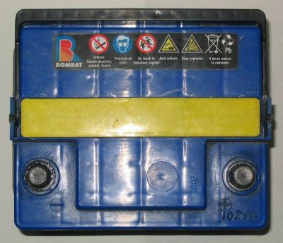 Car Battery, fot. Autor: No machine-readable author provided. Shaddack assumed (based on copyright claims). [Public domain], Wikimedia Commons